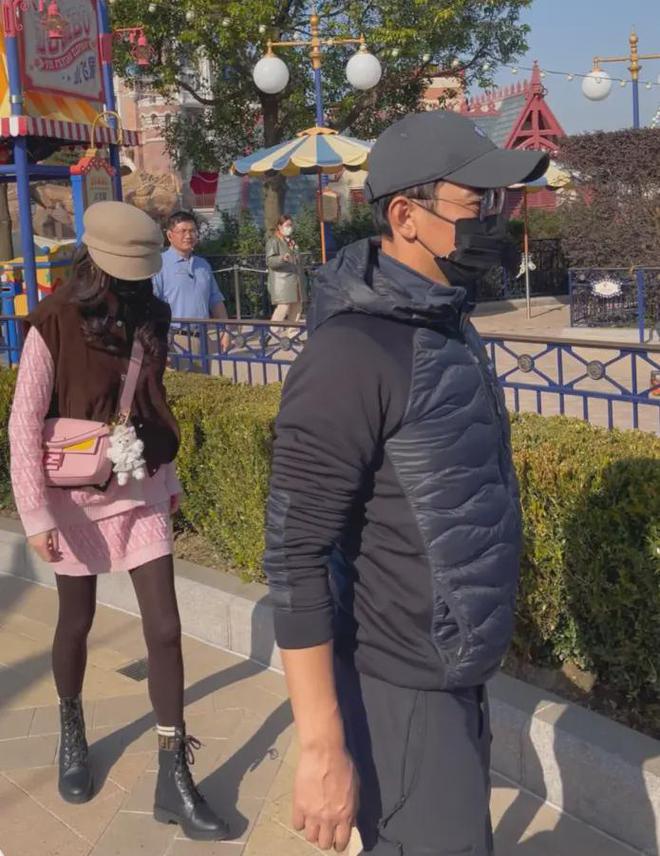 把奢牌穿成土甜风罗晋身材发福像大爷九游会网站唐嫣夫妇带娃逛乐园女方(图2)