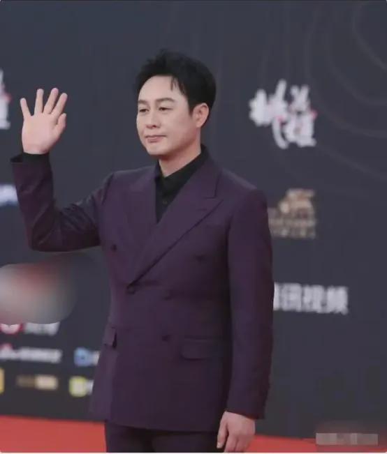 文旁边唐嫣美翻了赵丽颖压轴贵气优雅j9九游会登录澳门这夜没人敢坐张颂
