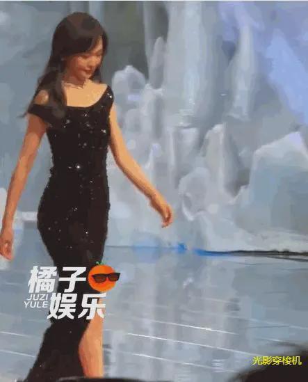 文旁边唐嫣美翻了赵丽颖压轴贵气优雅j9九游会登录澳门这夜没人敢坐张颂(图2)