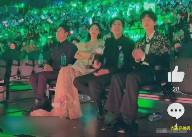 文旁边唐嫣美翻了赵丽颖压轴贵气优雅j9九游会登录澳门这夜没人敢坐张颂(图3)
